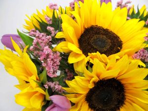 What To Consider While Choosing Online Sunflower Bouquet Florist?